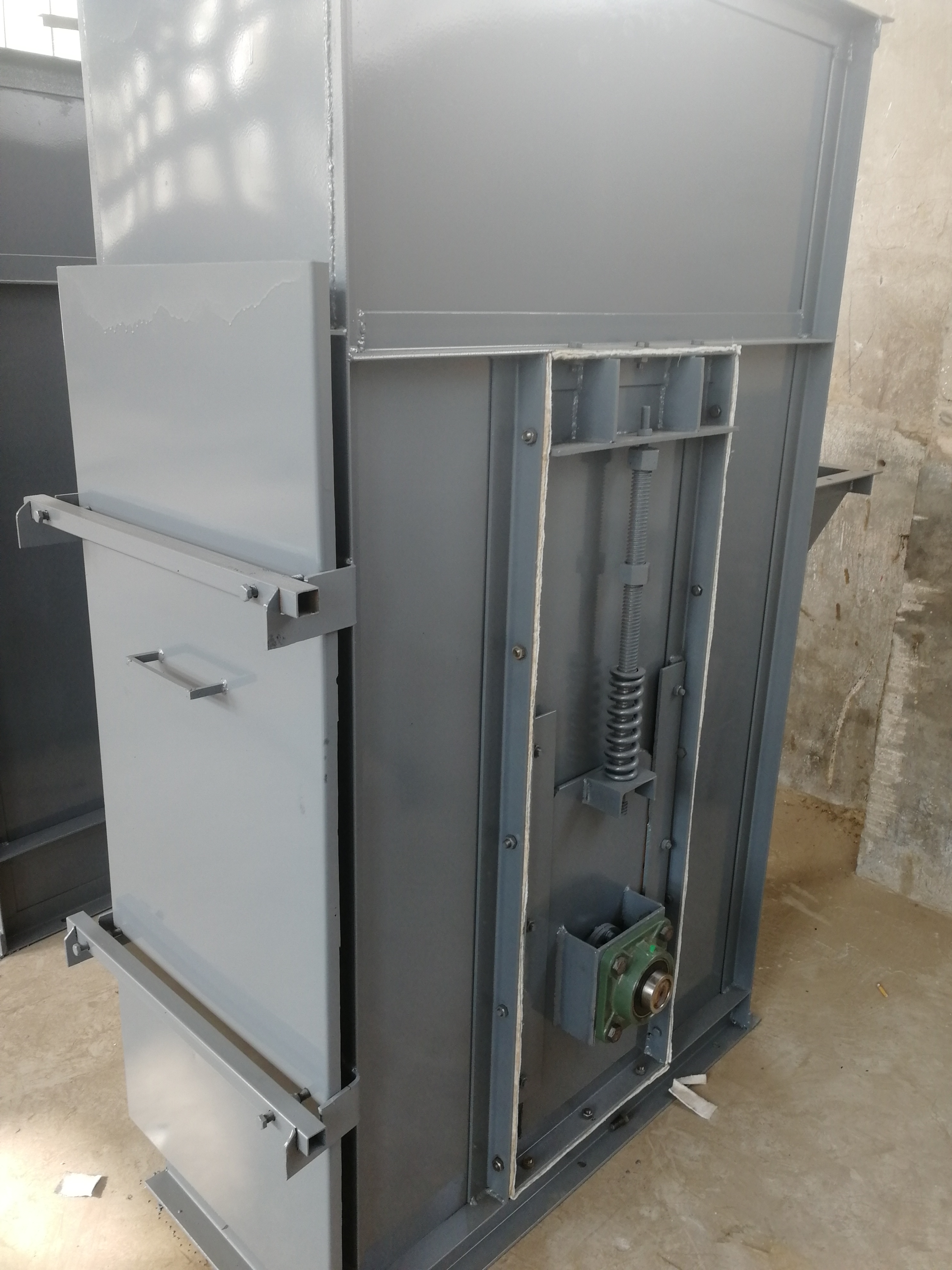 斗式提升機的進行卸料作業的方式、狀況解析(斗式提升機的進料和卸料的方式有哪些?分別有什么特點)